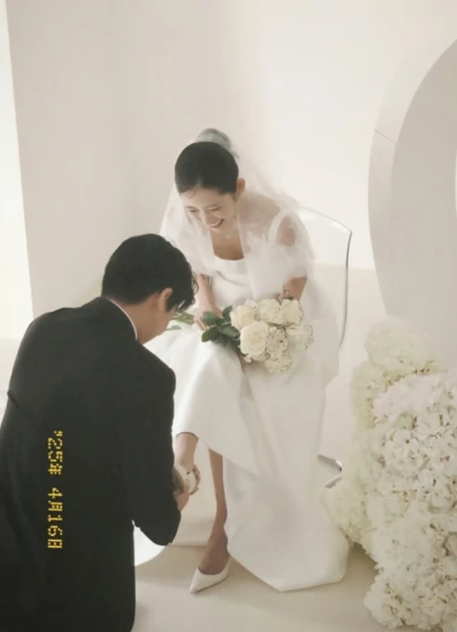 Drama sốc trong đám cưới sao nữ nổi tiếng và chồng phông bạt: Khách mời không thèm gửi tiền mừng còn ăn uống, làm loạn khán phòng Drama sốc trong đám cưới sao nữ nổi tiếng và chồng phông bạt: Khách mời không thèm gửi tiền mừng còn ăn uống, làm loạn khán phòng