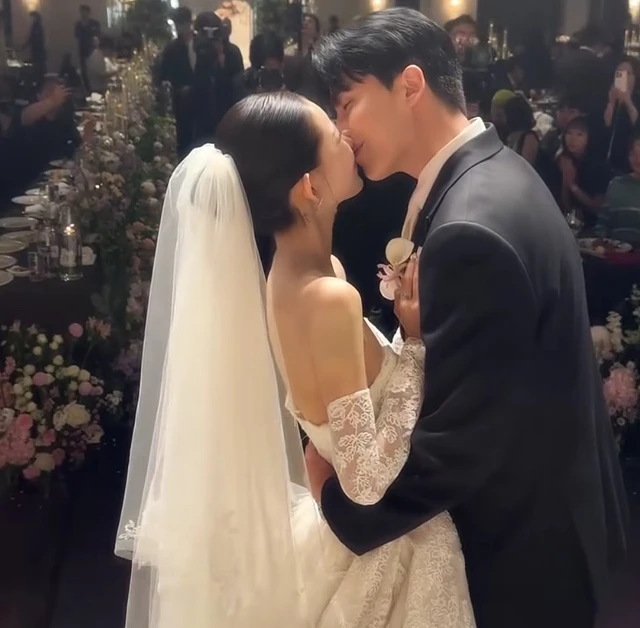 Drama sốc trong đám cưới sao nữ nổi tiếng và chồng phông bạt: Khách mời không thèm gửi tiền mừng còn ăn uống, làm loạn khán phòng Drama sốc trong đám cưới sao nữ nổi tiếng và chồng phông bạt: Khách mời không thèm gửi tiền mừng còn ăn uống, làm loạn khán phòng