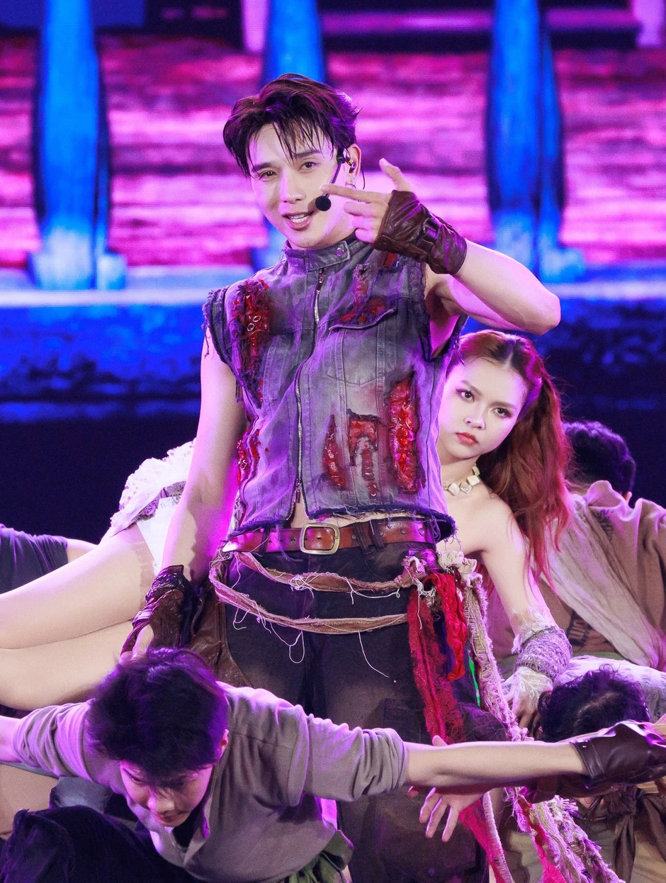Đu dây, đưa thuyền lên không trung ở concert gần 50.000 người