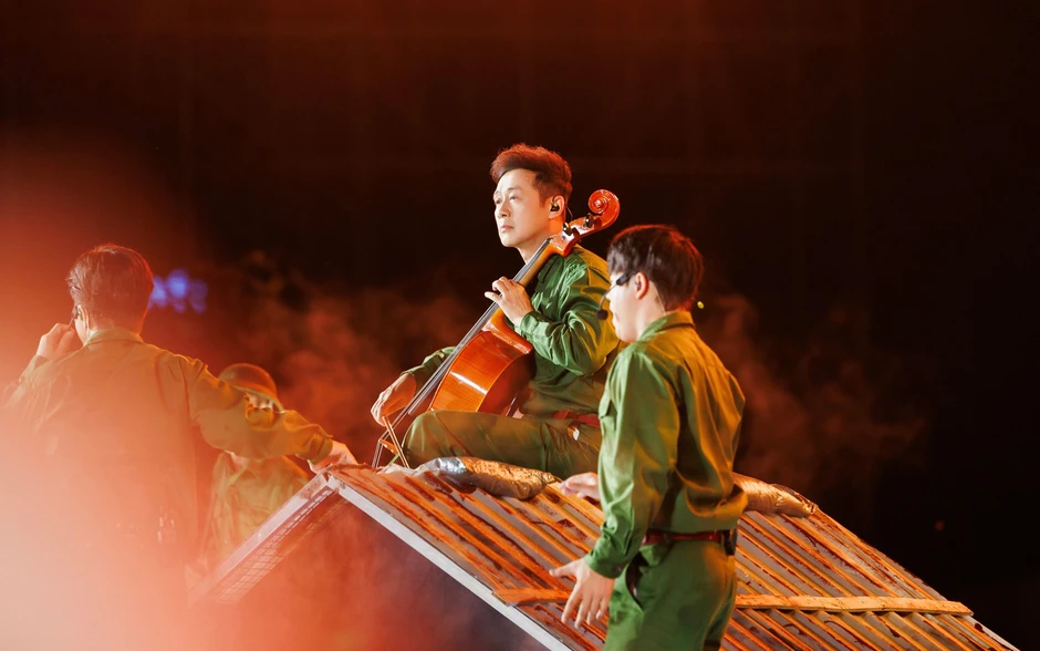 Đu dây, đưa thuyền lên không trung ở concert gần 50.000 người