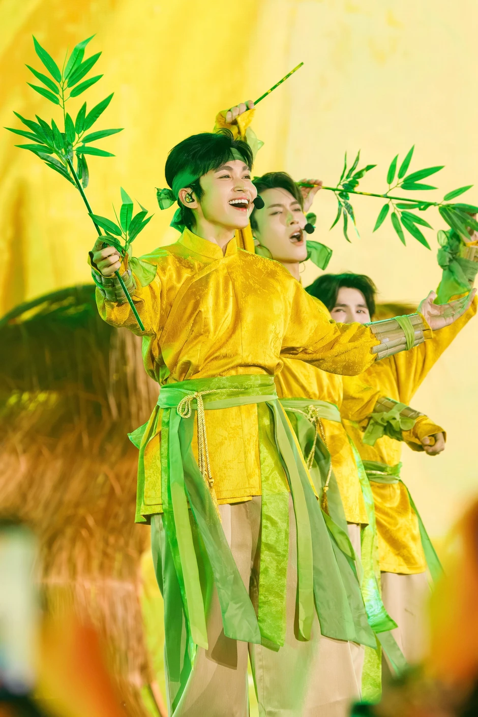 Đu dây, đưa thuyền lên không trung ở concert gần 50.000 người