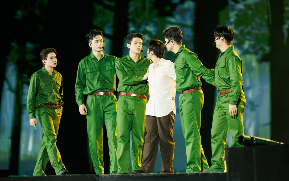 Đu dây, đưa thuyền lên không trung ở concert gần 50.000 người