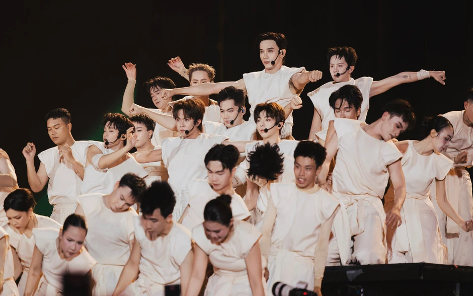 Đu dây, đưa thuyền lên không trung ở concert gần 50.000 người