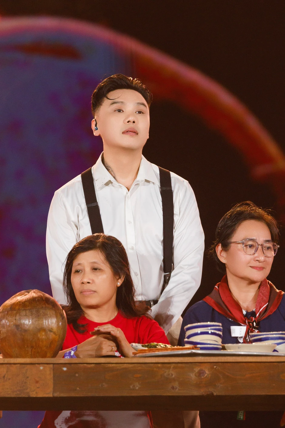 Đu dây, đưa thuyền lên không trung ở concert gần 50.000 người