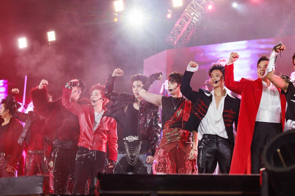 Đu dây, đưa thuyền lên không trung ở concert gần 50.000 người