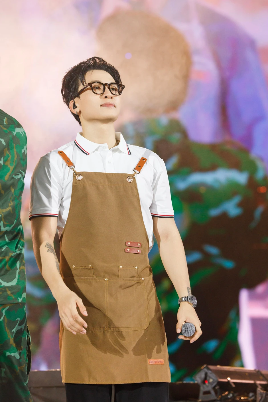 Đu dây, đưa thuyền lên không trung ở concert gần 50.000 người