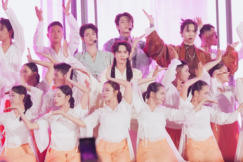 Đu dây, đưa thuyền lên không trung ở concert gần 50.000 người