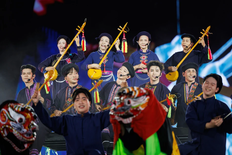 Đu dây, đưa thuyền lên không trung ở concert gần 50.000 người