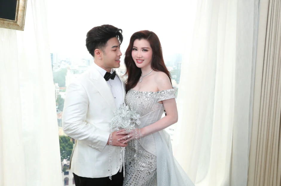 Đúng tối 26/9, nữ doanh nhân 37 tuổi chuẩn bị đám cưới với Akira Phan Đúng tối 26/9, nữ doanh nhân 37 tuổi chuẩn bị đám cưới với Akira Phan