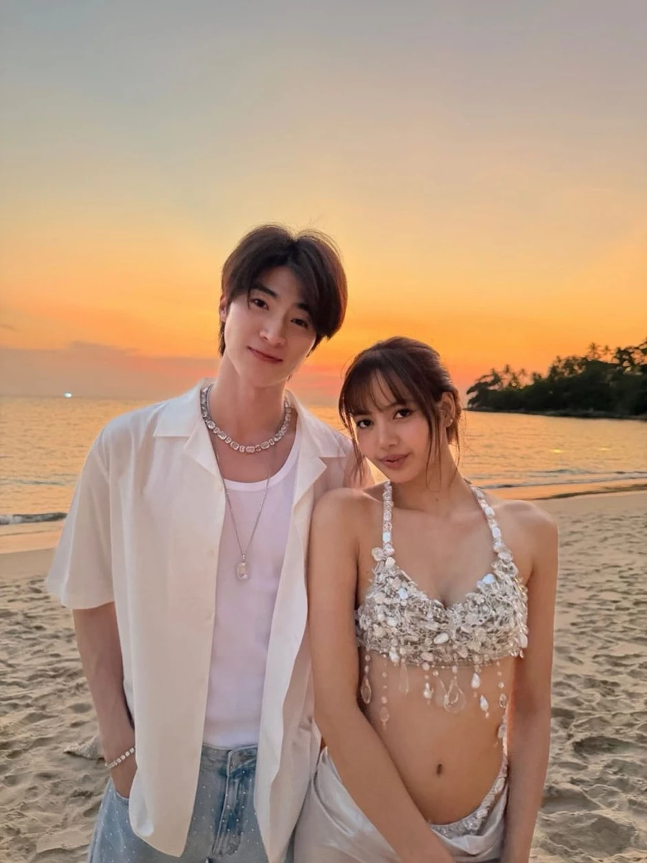Được "hồng hài nhi" hộ tống đi diễn, Lisa muốn công khai lắm rồi Được "hồng hài nhi" hộ tống đi diễn, Lisa muốn công khai lắm rồi