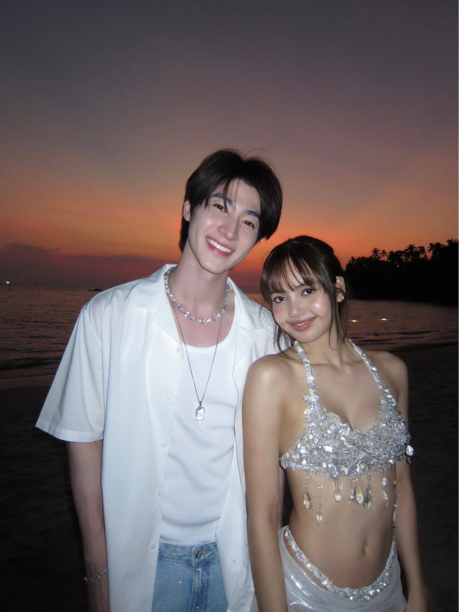 Được "hồng hài nhi" hộ tống đi diễn, Lisa muốn công khai lắm rồi Được "hồng hài nhi" hộ tống đi diễn, Lisa muốn công khai lắm rồi