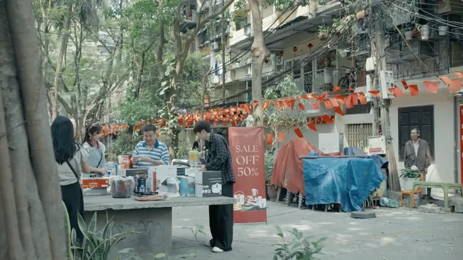Dưới ô cửa sáng đèn - Tập 1: Cha con ông Lương lo sốt vó khi Vân bán hàng khuyến mãi Dưới ô cửa sáng đèn - Tập 1: Cha con ông Lương lo sốt vó khi Vân bán hàng khuyến mãi