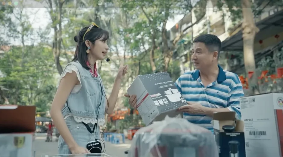 Dưới ô cửa sáng đèn - Tập 1: Cha con ông Lương lo sốt vó khi Vân bán hàng khuyến mãi Dưới ô cửa sáng đèn - Tập 1: Cha con ông Lương lo sốt vó khi Vân bán hàng khuyến mãi