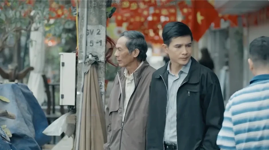 Dưới ô cửa sáng đèn - Tập 1: Cha con ông Lương lo sốt vó khi Vân bán hàng khuyến mãi Dưới ô cửa sáng đèn - Tập 1: Cha con ông Lương lo sốt vó khi Vân bán hàng khuyến mãi