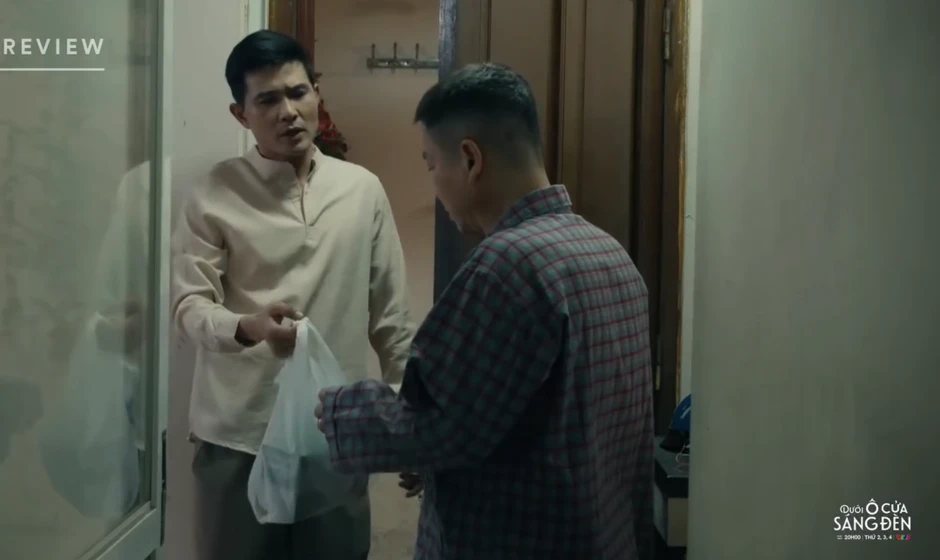 Dưới ô cửa sáng đèn - Tập 10: Diệu say mèm vì nghi chồng ngoại tình? Dưới ô cửa sáng đèn - Tập 10: Diệu say mèm vì nghi chồng ngoại tình?