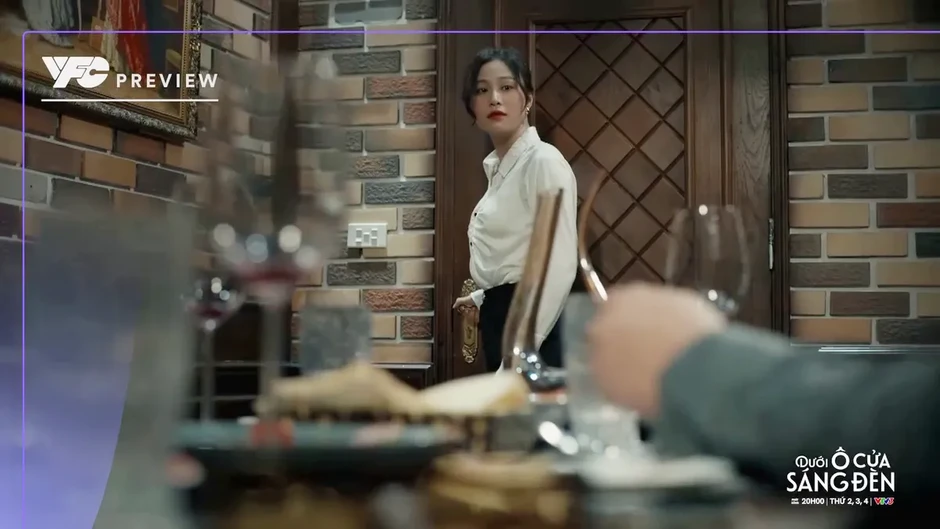 Dưới ô cửa sáng đèn - Tập 13: Diệu bị gài bẫy, Sinh có cứu kịp thời? Dưới ô cửa sáng đèn - Tập 13: Diệu bị gài bẫy, Sinh có cứu kịp thời?