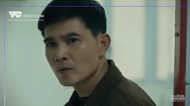 Dưới ô cửa sáng đèn - Tập 14: Sinh tìm ra kẻ giấu mặt hại công ty Dưới ô cửa sáng đèn - Tập 14: Sinh tìm ra kẻ giấu mặt hại công ty
