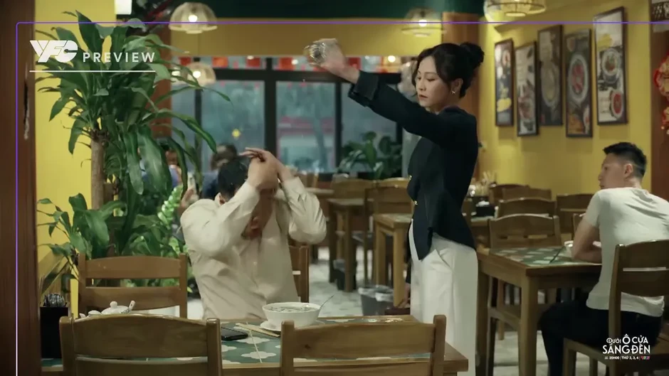 Dưới ô cửa sáng đèn - Tập 14: Sinh tìm ra kẻ giấu mặt hại công ty Dưới ô cửa sáng đèn - Tập 14: Sinh tìm ra kẻ giấu mặt hại công ty