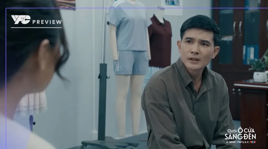 Dưới ô cửa sáng đèn - Tập 2: Sinh và Diệu tranh luận gay gắt vì công việc Dưới ô cửa sáng đèn - Tập 2: Sinh và Diệu tranh luận gay gắt vì công việc
