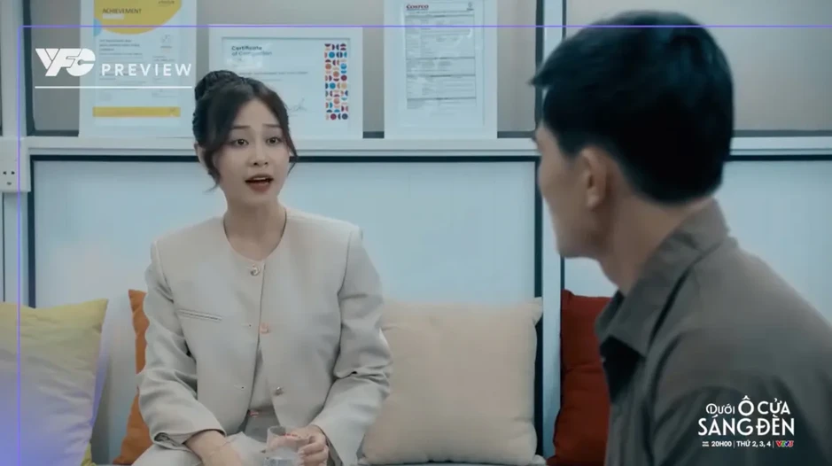 Dưới ô cửa sáng đèn - Tập 2: Sinh và Diệu tranh luận gay gắt vì công việc Dưới ô cửa sáng đèn - Tập 2: Sinh và Diệu tranh luận gay gắt vì công việc