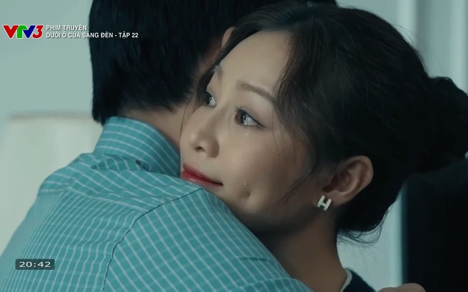 Dưới ô cửa sáng đèn - Tập 23: 'Tổng tài' Sơn mua công ty giúp Diệu? Dưới ô cửa sáng đèn - Tập 23: 'Tổng tài' Sơn mua công ty giúp Diệu?
