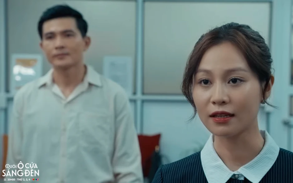 Dưới ô cửa sáng đèn - Tập 25: Sơn mời Diệu làm giám đốc, Sinh hụt hẫng Dưới ô cửa sáng đèn - Tập 25: Sơn mời Diệu làm giám đốc, Sinh hụt hẫng