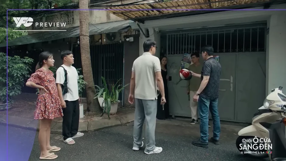 Dưới ô cửa sáng đèn - Tập 26: Cả xóm trầm trồ trước Sơn, Sinh càng tự ti Dưới ô cửa sáng đèn - Tập 26: Cả xóm trầm trồ trước Sơn, Sinh càng tự ti