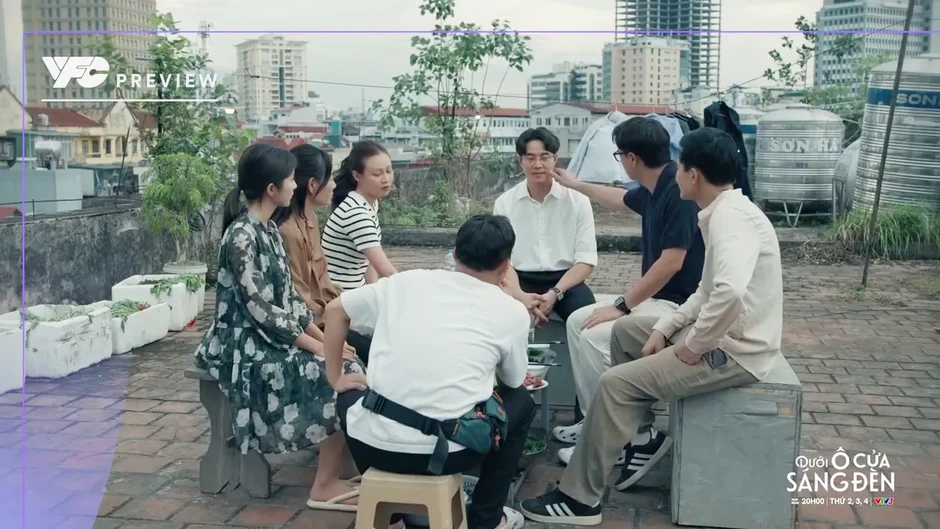 Dưới ô cửa sáng đèn - Tập 26: Cả xóm trầm trồ trước Sơn, Sinh càng tự ti Dưới ô cửa sáng đèn - Tập 26: Cả xóm trầm trồ trước Sơn, Sinh càng tự ti