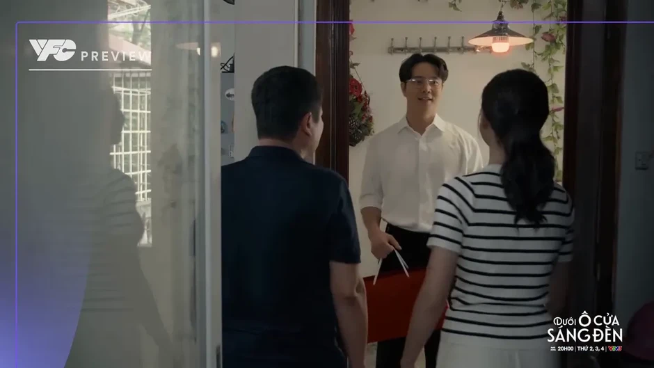 Dưới ô cửa sáng đèn - Tập 26: Cả xóm trầm trồ trước Sơn, Sinh càng tự ti Dưới ô cửa sáng đèn - Tập 26: Cả xóm trầm trồ trước Sơn, Sinh càng tự ti