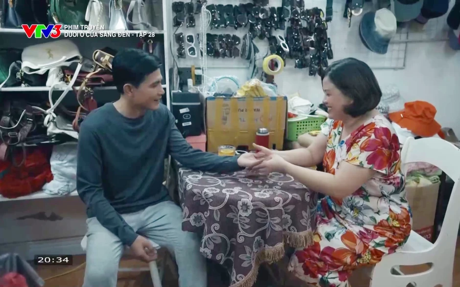 Dưới ô cửa sáng đèn - Tập 29: Có công việc mới, Sinh - Diệu 'tình cảm' trở lại Dưới ô cửa sáng đèn - Tập 29: Có công việc mới, Sinh - Diệu 'tình cảm' trở lại