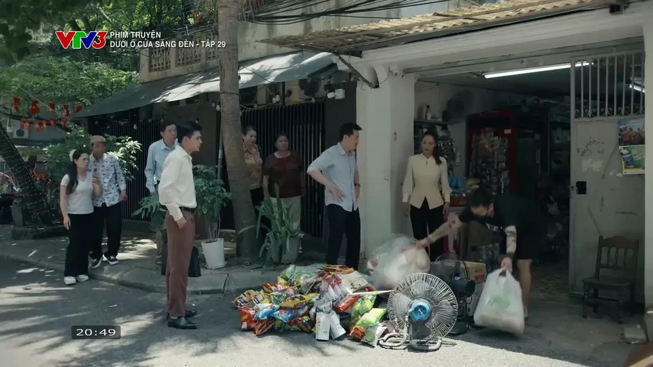 Dưới ô cửa sáng đèn - Tập 29: Có công việc mới, Sinh - Diệu 'tình cảm' trở lại Dưới ô cửa sáng đèn - Tập 29: Có công việc mới, Sinh - Diệu 'tình cảm' trở lại