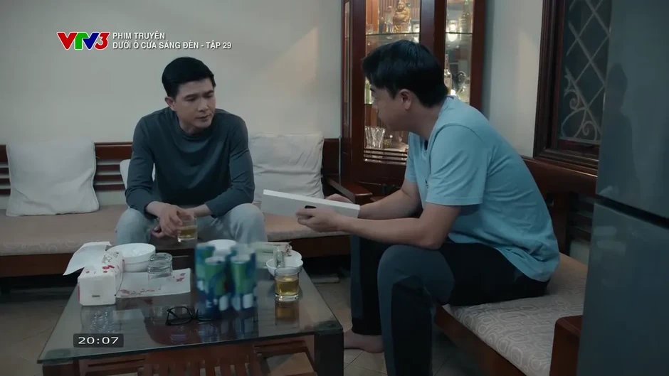 Dưới ô cửa sáng đèn - Tập 29: Có công việc mới, Sinh - Diệu 'tình cảm' trở lại Dưới ô cửa sáng đèn - Tập 29: Có công việc mới, Sinh - Diệu 'tình cảm' trở lại