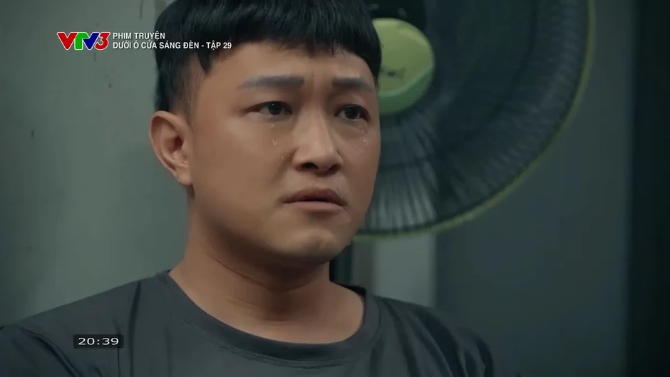 Dưới ô cửa sáng đèn - Tập 29: Có công việc mới, Sinh - Diệu 'tình cảm' trở lại Dưới ô cửa sáng đèn - Tập 29: Có công việc mới, Sinh - Diệu 'tình cảm' trở lại