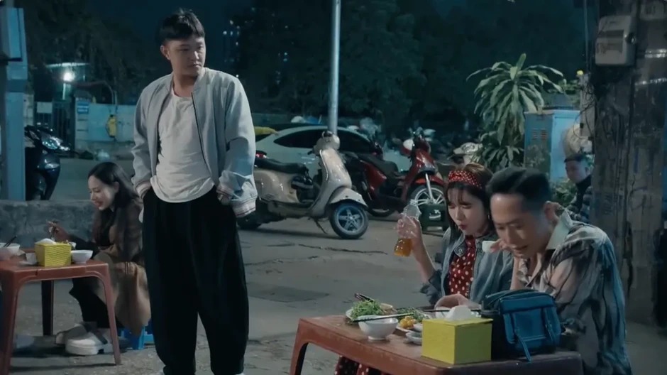 Dưới ô cửa sáng đèn - Tập 3: Sinh bắt gặp Vân đi cùng bạn trai Dưới ô cửa sáng đèn - Tập 3: Sinh bắt gặp Vân đi cùng bạn trai