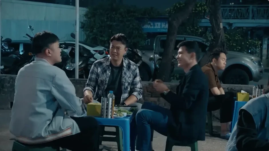 Dưới ô cửa sáng đèn - Tập 3: Sinh bắt gặp Vân đi cùng bạn trai Dưới ô cửa sáng đèn - Tập 3: Sinh bắt gặp Vân đi cùng bạn trai