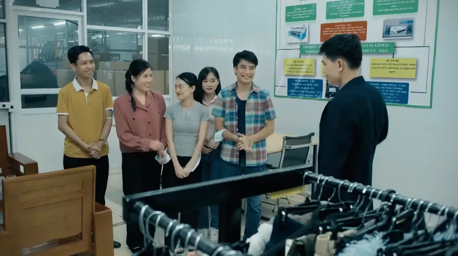 Dưới ô cửa sáng đèn - Tập 3: Sinh đòi "bẻ răng" ứng tiền cho công nhân Dưới ô cửa sáng đèn - Tập 3: Sinh đòi "bẻ răng" ứng tiền cho công nhân