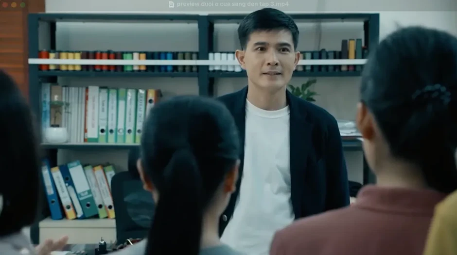 Dưới ô cửa sáng đèn - Tập 3: Sinh đòi "bẻ răng" ứng tiền cho công nhân Dưới ô cửa sáng đèn - Tập 3: Sinh đòi "bẻ răng" ứng tiền cho công nhân