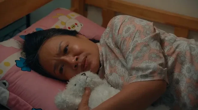 Dưới ô cửa sáng đèn - Tập 31: Mẹ Tài ra đi đột ngột, gửi gắm con trai cho chị Nguyệt Dưới ô cửa sáng đèn - Tập 31: Mẹ Tài ra đi đột ngột, gửi gắm con trai cho chị Nguyệt
