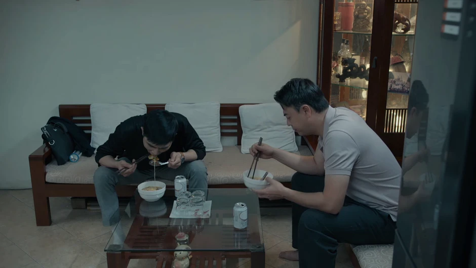Dưới ô cửa sáng đèn - Tập 5: Vợ khóc thầm vì công việc, chồng cười vì 'say nắng' gái trẻ Dưới ô cửa sáng đèn - Tập 5: Vợ khóc thầm vì công việc, chồng cười vì 'say nắng' gái trẻ