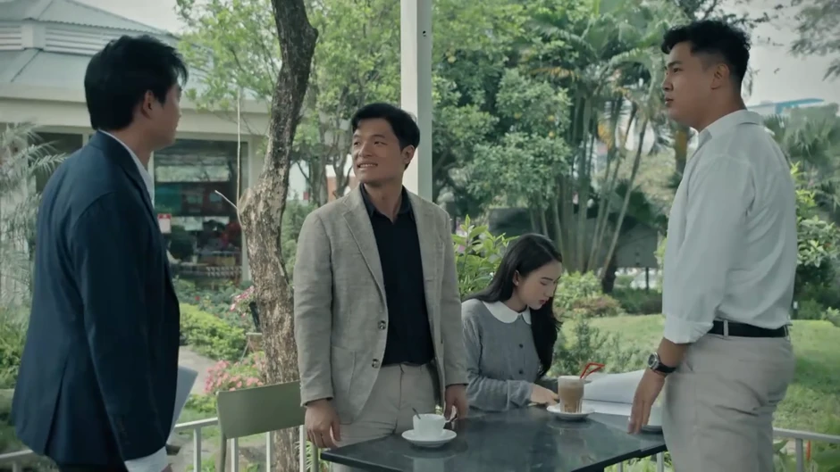 Dưới ô cửa sáng đèn - Tập 5: Vợ khóc thầm vì công việc, chồng cười vì 'say nắng' gái trẻ Dưới ô cửa sáng đèn - Tập 5: Vợ khóc thầm vì công việc, chồng cười vì 'say nắng' gái trẻ