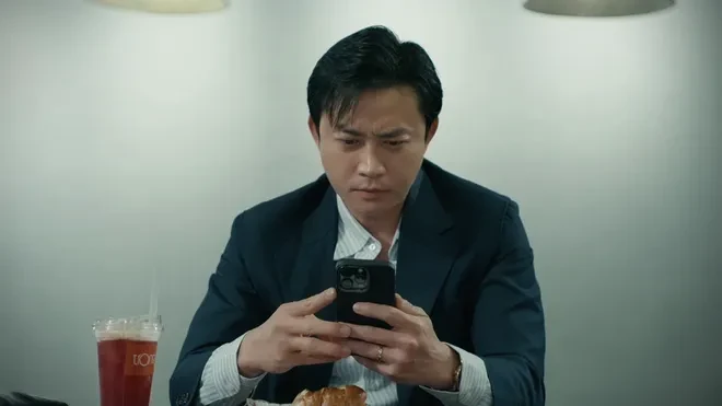 Dưới ô cửa sáng đèn - Tập 5: Vợ khóc thầm vì công việc, chồng cười vì 'say nắng' gái trẻ Dưới ô cửa sáng đèn - Tập 5: Vợ khóc thầm vì công việc, chồng cười vì 'say nắng' gái trẻ