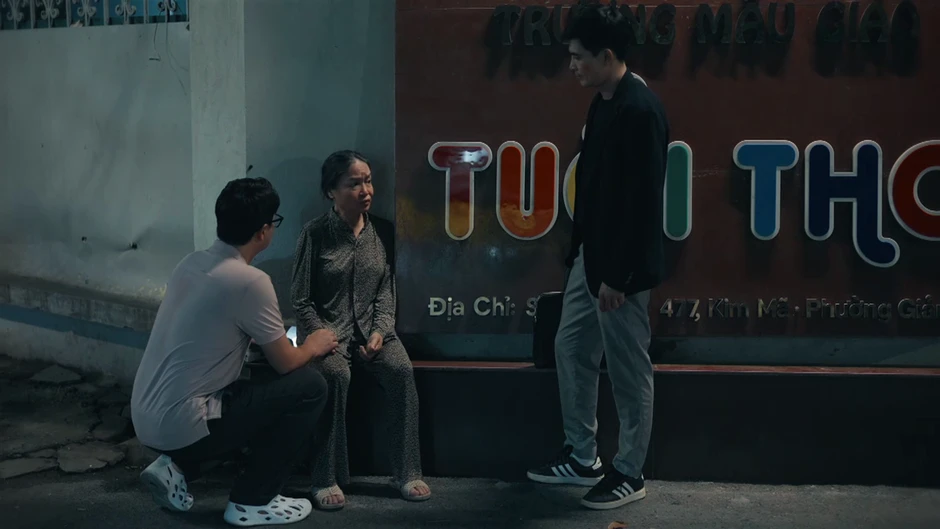 Dưới ô cửa sáng đèn - Tập 5: Vợ khóc thầm vì công việc, chồng cười vì 'say nắng' gái trẻ Dưới ô cửa sáng đèn - Tập 5: Vợ khóc thầm vì công việc, chồng cười vì 'say nắng' gái trẻ