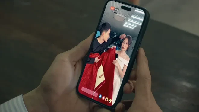 Dưới ô cửa sáng đèn - Tập 5: Vợ khóc thầm vì công việc, chồng cười vì 'say nắng' gái trẻ Dưới ô cửa sáng đèn - Tập 5: Vợ khóc thầm vì công việc, chồng cười vì 'say nắng' gái trẻ