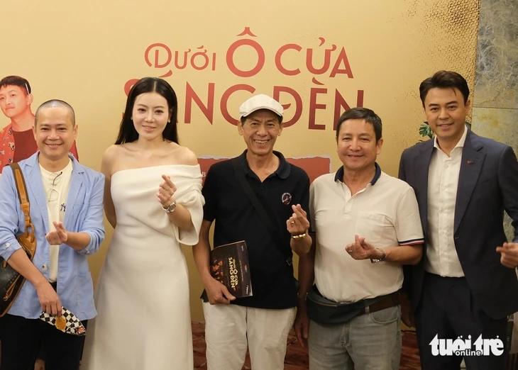 Dưới ô cửa sáng đèn và lời tạm biệt những khu tập thể cũ của Hà Nội Dưới ô cửa sáng đèn và lời tạm biệt những khu tập thể cũ của Hà Nội