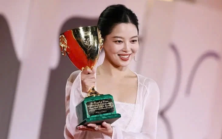 Đường Yên thăng hạng, Dương Mịch chìm trong tranh cãi
