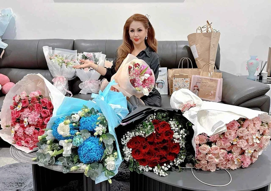 Em gái của ca sĩ giàu nhất Việt Nam: Sắc vóc bốc lửa "không hề biết già", có cơ ngơi hơn 230 tỷ tại Mỹ Em gái của ca sĩ giàu nhất Việt Nam: Sắc vóc bốc lửa "không hề biết già", có cơ ngơi hơn 230 tỷ tại Mỹ
