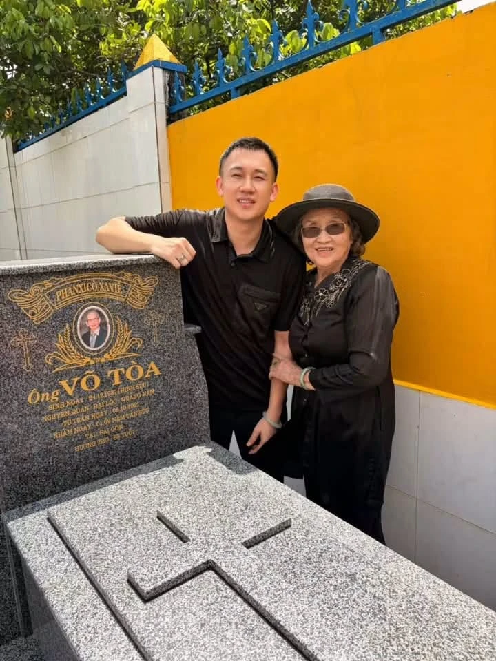 Em ruột Hoài Linh đưa mẹ về Dầu Giây trước khi đi Mỹ Em ruột Hoài Linh đưa mẹ về Dầu Giây trước khi đi Mỹ