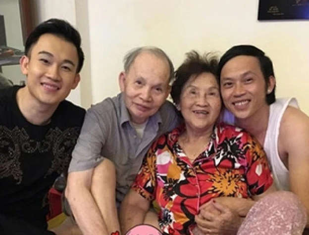 Em ruột Hoài Linh đưa mẹ về Dầu Giây trước khi đi Mỹ Em ruột Hoài Linh đưa mẹ về Dầu Giây trước khi đi Mỹ