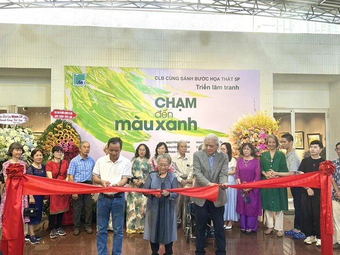 Gần 100 tác phẩm hội tụ tại triển lãm "Chạm tới màu xanh" ở TPHCM