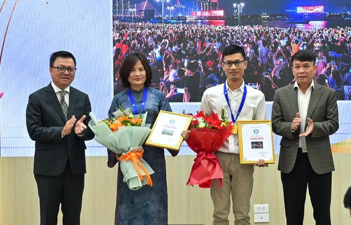 Gần 4.000 tác phẩm khắc họa "Việt Nam trên hành trình đổi mới" Gần 4.000 tác phẩm khắc họa "Việt Nam trên hành trình đổi mới"
